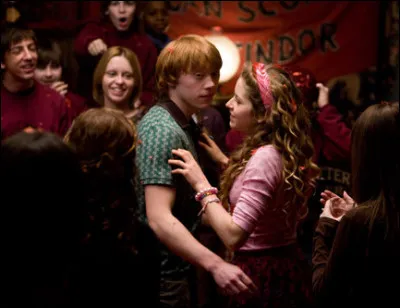 Dans ''Harry Potter et le prince de sang-mêlé'', la petite amie qui sortait avec Ron Weasley s'appellait Hannah Abbot.