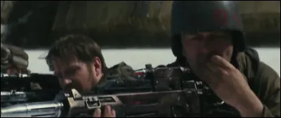 Quelle est la poudre blanchâtre qui recouvre les cristaux rouges à la surface de Crait ?