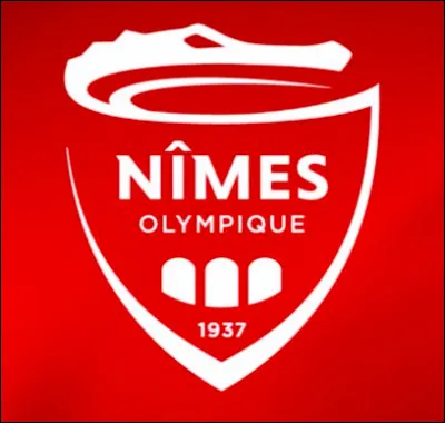 Quel est le maillot domicile du Nîmes Olympique ?