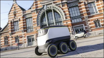 Le robot-coursier, invention des États-Unis pour limiter les déplacements, roule à :