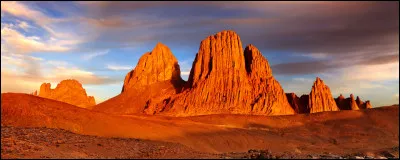 Quelle est la hauteur du plus haut pic des montagnes du Hoggar, au milieu du Sahara ?