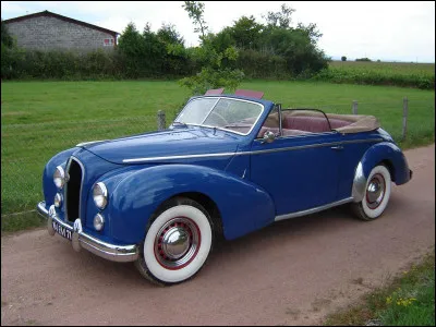 Ce luxueux cabriolet carrossé par Chapron fut la dernière voiture présentée et commercialisée par son constructeur avant sa disparition pure et simple. Quelle est cette voiture ?