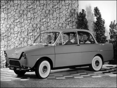 En 39, avant la Toyota Prius, cette petite berline deux portes proposait déjà une transmission à variation continue. Quel est le nom de cette visionnaire ?