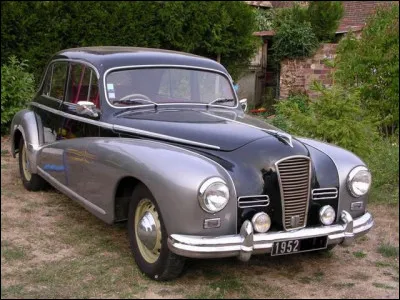 Cette automobile haut de gamme a un nom qui invite davantage… à la marche à pied. Curieux, ça. Quel modèle est-ce ?