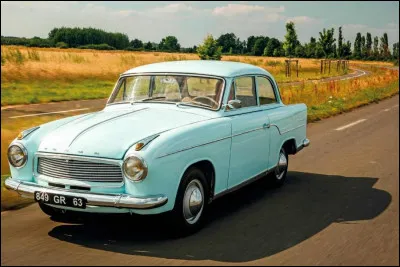 Cette voiture, qui fut fabriquée sous deux marques différentes, cachait sous son capot un quatre cylindres à plat. Quel nom peut avoir ce modèle méconnu ?