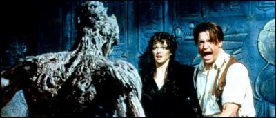Dans « La Momie » de Stephen Sommers, comment Evelyn Carnahan et Rick O'Connell réveillent-ils la momie Imhotep ?