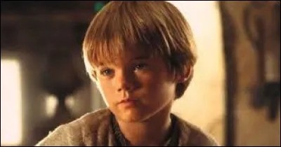 Dans l'épisode II, comment est-il coiffé ?