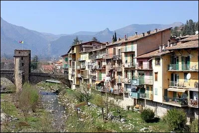 Petite ville de 3 800 habitants du département des Alpes-Maritimes, traversée par la la Bévéra, au pied du massif du Mercantour :
