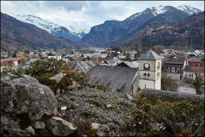 Petite ville de 2 500 habitants du département de la Haute-Savoie, située dans la vallée du Giffre, dans les préalpes du Chablais :