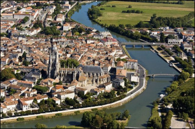 Ville de 25 000 habitants du département de Charente-Maritime, traversée par la Charente, connue pour ses monuments romains :
