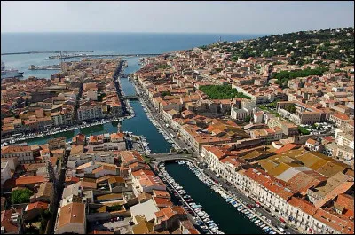 Ville de 43 000 habitants du département de l'Hérault, située entre la mer et l'étang de Thau :