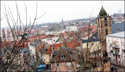 Ville de 20 000 habitants du département de la Moselle, à la frontière franco-allemande, située au confluent de la Sarre et de la Blies :