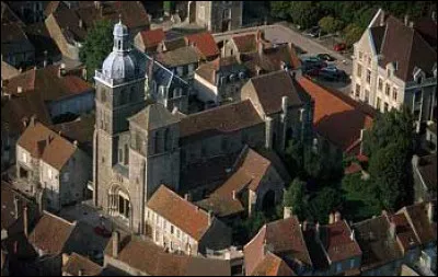Petite ville de 2 400 habitants du département de la Côte-d'Or, petite capitale du Morvan, située à 400 m d'altitude :