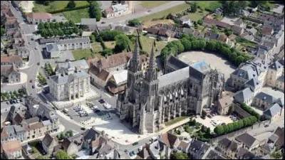 Petite ville de 4 000 habitants du département de l'Orne, connue pour sa cathédrale gothique :