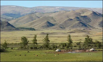 Quelle chaîne de montagnes d'Asie centrale, s'étendant sur quatre pays, borde la partie occidentale du Touva ?