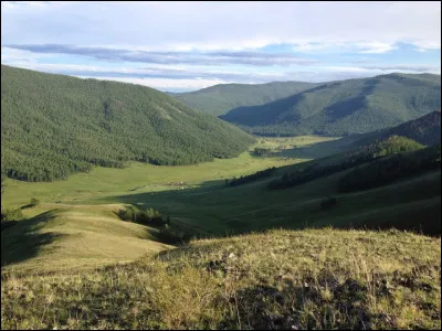 De quel pays, auquel il appartenait d'ailleurs du 13e au 17e siècle lorsque celui-ci formait un vaste Empire, le Touva est-il limitrophe ?