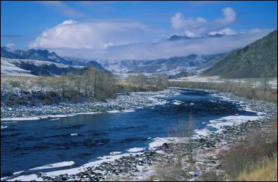 Cliquez sur le drapeau de la République de Touva, symbolisant la réunion de ses deux principaux cours d'eau pour former l'un des grands fleuves russes ?