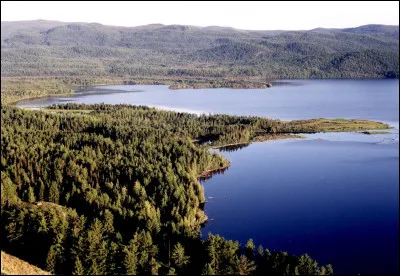 Par rapport à la moyenne russe, que peut-on dire du niveau de vie et de l'espérance de vie en République de Touva ?