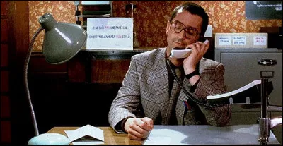 Dans le film "Le p&egrave;re No&euml;l est une ordure", comment s'appelle le nom de l'association dans laquelle travaille Pierre et pour laquelle des gens l'appellent au t&eacute;l&eacute;phone ?