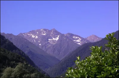 Ce sommet culmine à 3 143 mètres : dans quel pays sommes-nous ?