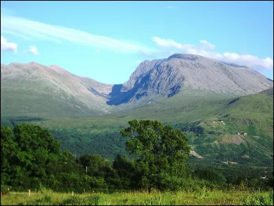 Ce sommet culmine à 1 345 mètres : dans quel pays sommes-nous ?