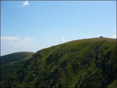 Ce sommet culmine à 1 363 mètres : dans quel pays sommes-nous ?