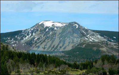 Ce sommet culmine à 1 753 mètres : dans quel pays sommes-nous ?