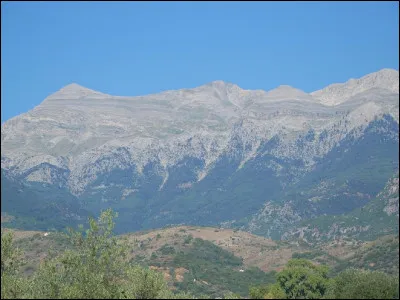 Ce massif montagneux culmine à 2 404 mètres : dans quel pays sommes-nous ?