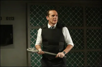 À la fin de la saison 2, Coulson se fait couper la main. Par qui, et laquelle main de notre point de vue ?