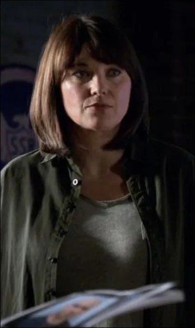 Qui sont les 2 premiers personnages qui meurent en début de saison 2 ?