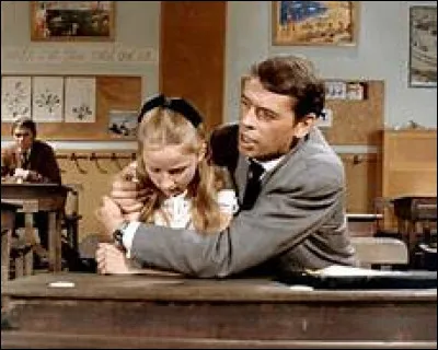 Jean Doucet, l'instituteur d'un petit village, est accusé du viol de Catherine, l'une de ses élèves. Alors qu'il clame son innocence, d'autres accusations l'accablent.
Avec Jacques Brel dans le rôle de l'instit.
André Cayatte, 1967.