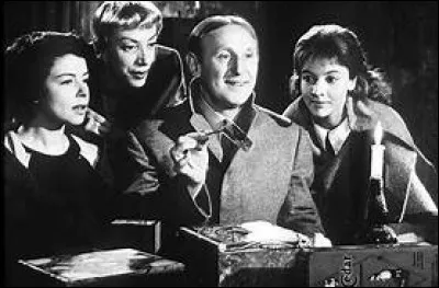 Georges Lachaunaye (Bourvil) appartient à une vieille famille aristocrate désargentée pour laquelle il n'est pas imaginable d'exercer un travail. Il faut cependant bien se nourrir. En pillant les troncs d'église, par exemple...
Jean-Pierre Mocky, 1963.