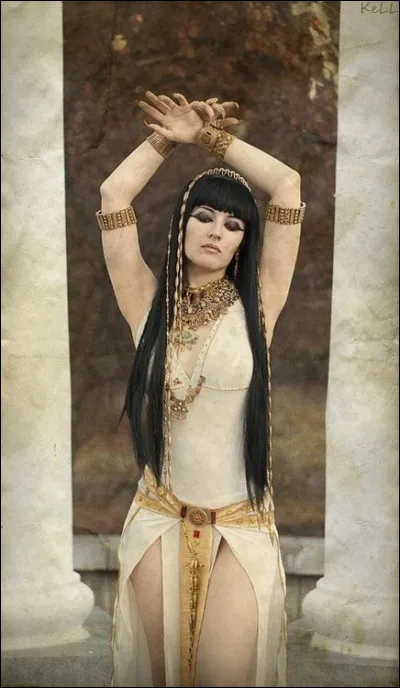 Femme du fameux général Horemheb, ambitieux et habile pour pendre le titre de pharaon (1340-1314 av J.-C). Qui est-elle ?