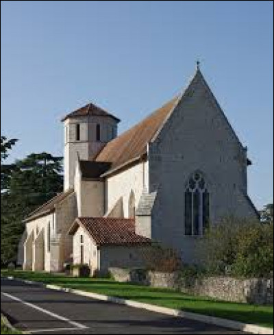 Nous commençons notre balade devant l'église Saint-Hilaire de Blanzay. Commune néo-aquitaine, dans l'ancienne région Poitou-Charentes, elle se situe dans le département ...