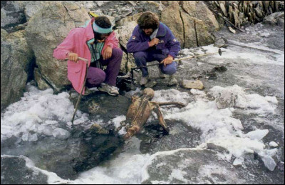 En 1991, Erika et Helmut Simon empruntent le col de la Tisenjoch dans les Alpes de l'Ötztal et s'écartent de l'itinéraire habituel. A 3210 mètres, ils font une découverte étonnante : le corps d'un homme dépasse de la glace. Ils apprendront plus tard qu'il s'agissait d'un corps vieux de 5000 ans. Par quel surnom le défunt d'un autre temps fut-il par la suite désigné ?