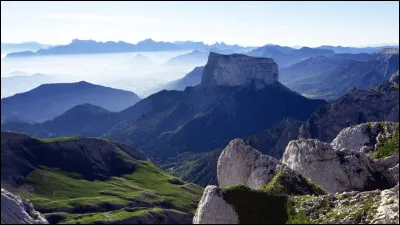 En 1492, Charles VIII ordonna au seigneur Antoine de Ville de se lancer à la conquête d'une montagne que le chroniqueur Gervase de Tilbury avait surnommé en 1211 "le mont inaccessible". Après l'ascension couronnée de succès de de Ville, le sommet demeurera invaincu jusqu'en 1834. Quelle est cette montagne du Dauphiné qui eut l'honneur d'être au coeur des passions d'un roi fantasque ?