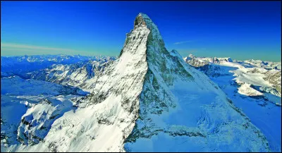 La tristement célèbre première ascension du légendaire Cervin par les Taugwalder en 1865 est marquée à jamais d'un drame qui rappelle à tous que la montagne est maître en son domaine. Illustrée par la gravure de Gustave Doré, la chute dramatique de quatre des sept grimpeurs de l'équipée vers une mort certaine est due à une erreur de jugement de Charles Hudson, meilleur alpiniste de sa génération..