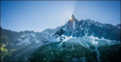 Laquelle des nombreuses premières de la star mondiale de l'alpinisme Walter Bonatti fut-elle qualifiée par Doug Scott, premier anglais sur l'Everest, de "la plus grande escalade en solitaire jamais réalisée en alpinisme" ?