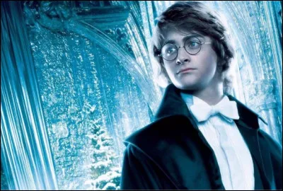 Dans "Harry Potter et la Coupe de feu", avec qui Harry danse-t-il au bal ?