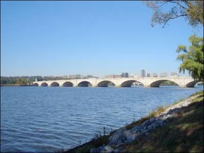 Dans quel pays coule le Potomac ?