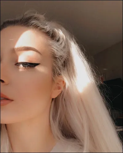 De quelle couleur ses cheveux sont-ils au naturel ?