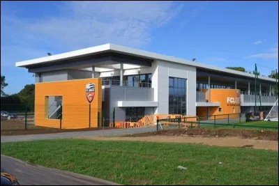 Où se situe le centre d'entraînement du FC Lorient ?