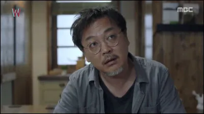 Son père est un célèbre dessinateur de BD. Que veut-il faire au début du drama ?