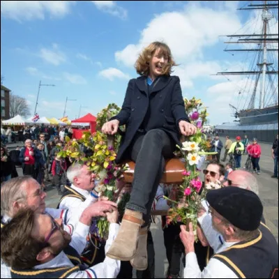 En Angleterre, lors de quelle f&ecirc;te religieuse des hommes proposent-ils &agrave; des femmes de s'asseoir sur une chaise fleurie qu'ils soul&egrave;vent dans les airs pour lui porter chance ?