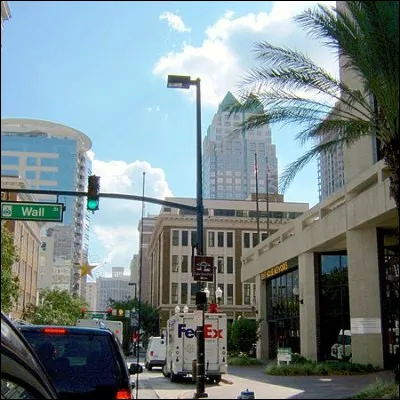 Quelle ville de Floride est surtout connue pour ses parcs &agrave; th&egrave;me cin&eacute;matographique ?