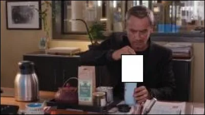 Avec quoi Marquand remue-t-il sa tisane ?