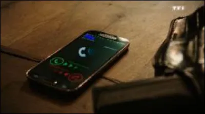 De qui Léa reçoit-elle un appel ?