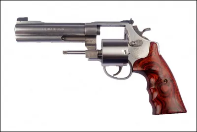 Tu continues de marcher. Avant de partir dans la direction que tu as choisi, tu t'es créé une arme. Laquelle ? (Toutes les armes sont en bois)