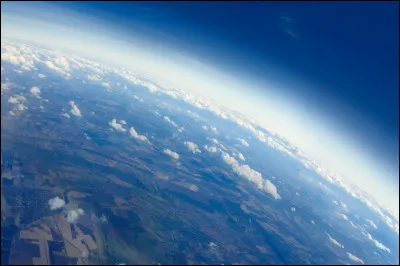 L'atmosphère terrestre est composée d'une majorité de dioxygène.