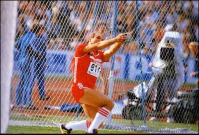 Quel athlète soviétique détient jusqu'à ce jour, le record du monde du lancer du marteau avec un jet à 86,74 m, obtenu en 1986 à Stuttgart ?